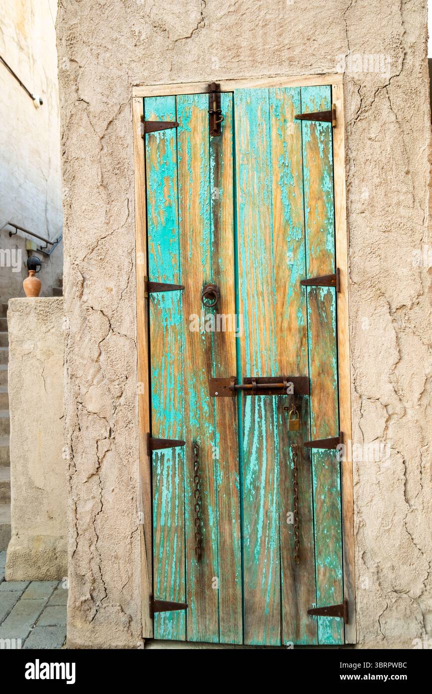 vecchia porta blu nella tradizionale strada cittadina Foto Stock