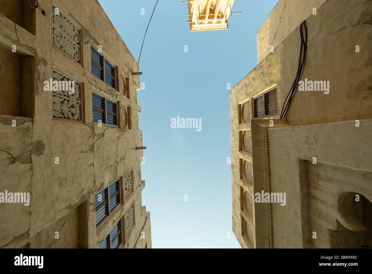 Vista dal cielo tra i tradizionali edifici color sabbia, foto di Dubai al seef Heritage Architecture Foto Stock