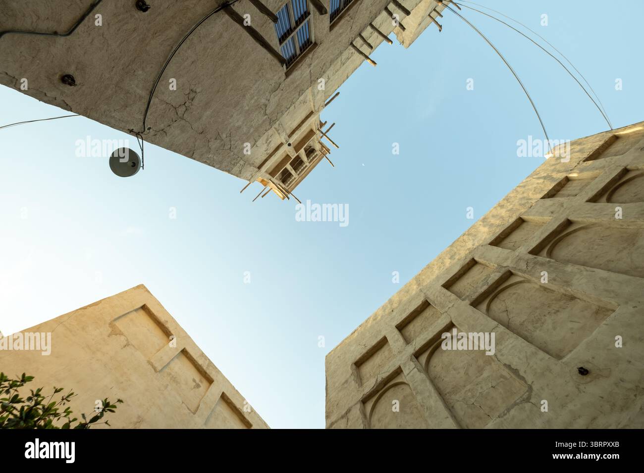 Guardando in alto la storica architettura mediorientale con la Torre del vento, la vecchia architettura di Dubai con la Torre del vento e gli archi - spazio vuoto per il testo Foto Stock