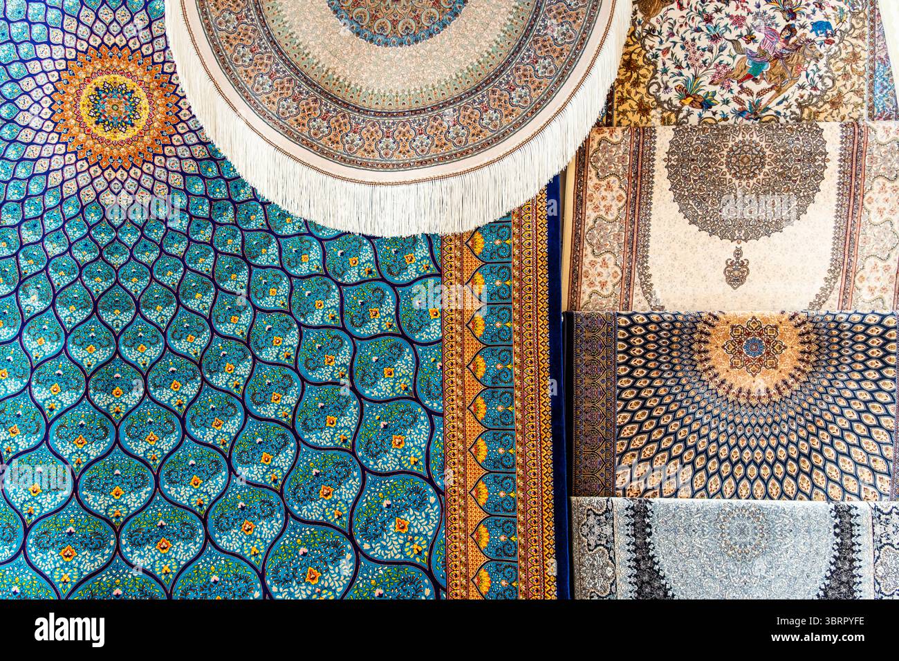 Tappeti e tappeti turchi esposti al mercato locale Foto Stock