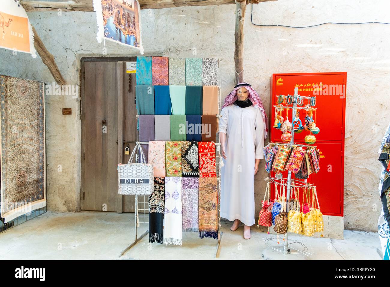 Street Market di Dubai al seef, abiti vivaci, sciarpe, colorato, stampato, scialli pashmina, borse, shopping in zona Foto Stock