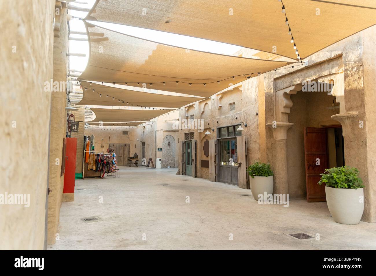 street nella città vecchia di Dubai, tradizionale architettura mediorientale presso al seef Dubai Foto Stock