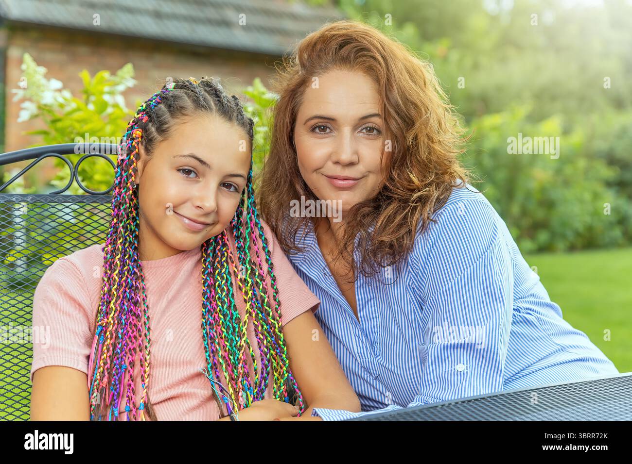 Ritratto di madre e figlia sorridenti alla telecamera. Orizzontalmente. Foto Stock