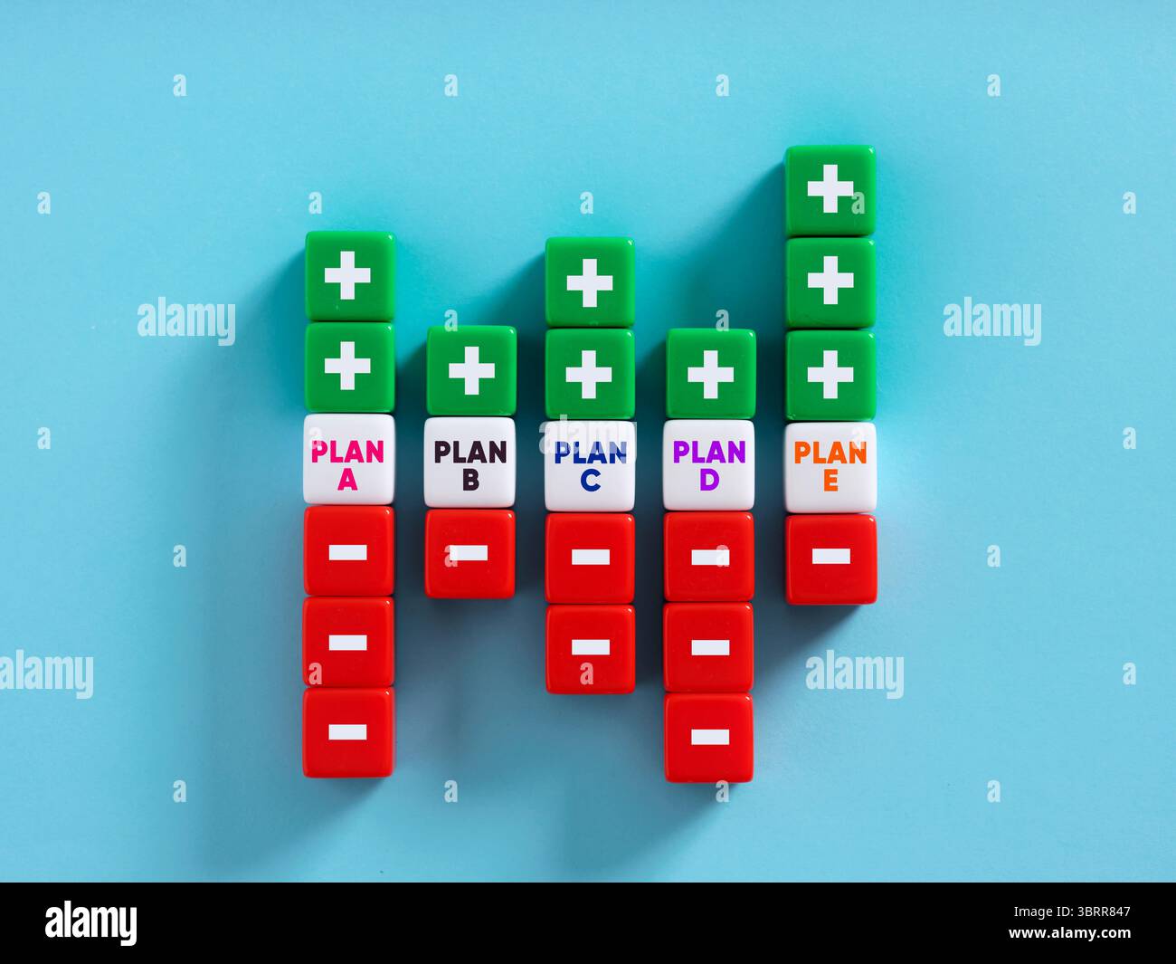 Cubi che formano un grafico a barre, che rappresentano i pro e i contro di piani diversi. Gestione strategica e scelta delle migliori attività strategiche alternative Foto Stock
