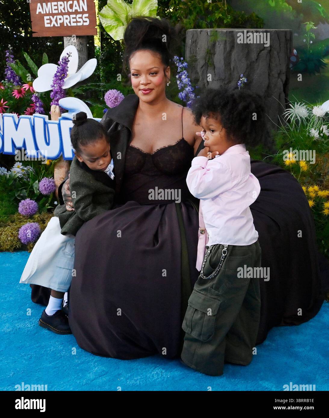 Rihanna, la voce di Smurfette nella commedia musicale animata "Smurfs" e i suoi figli Riot Rose Mayers (L) e RZA Athelston Mayers partecipano alla prima del film ai Paramount Studios di Los Angeles domenica 13 luglio 2025. Trama: Quando Papa Smurf (John Goodman) viene misteriosamente preso dai maghi malvagi, Razamel e Gargamel, Smurfette (Rihanna) conduce i Puffi in una missione nel mondo reale per salvarlo. Con l'aiuto di nuovi amici, i Puffi devono scoprire cosa definisce il loro destino per salvare l'universo. Foto di Jim Ruymen/UPI Foto Stock