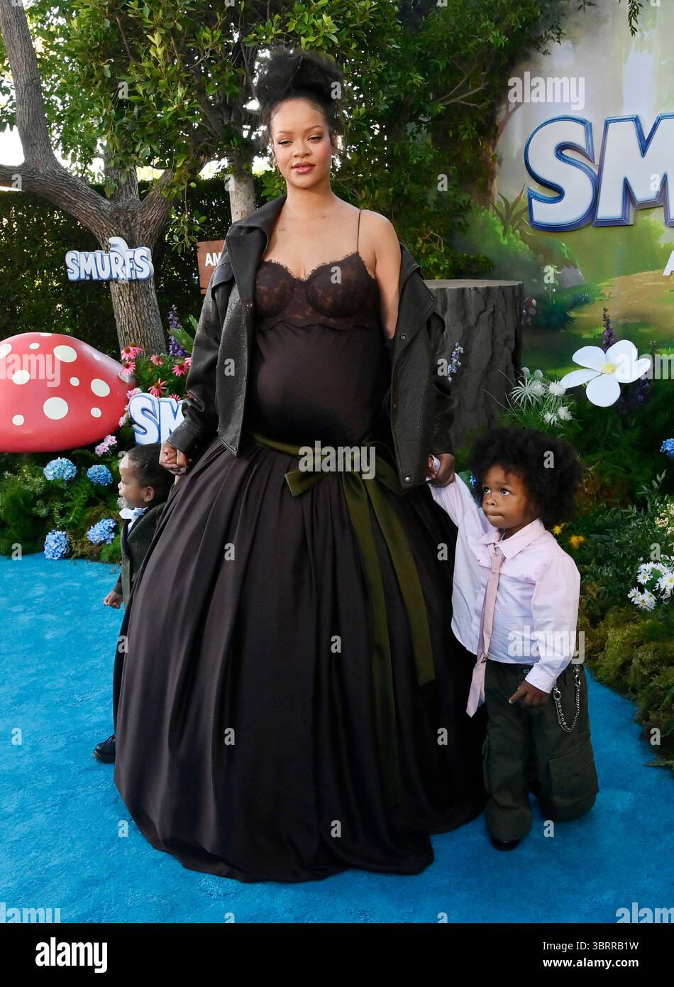 Rihanna, la voce di Smurfette nella commedia musicale animata "Smurfs" e i suoi figli Riot Rose Mayers (L) e RZA Athelston Mayers partecipano alla prima del film ai Paramount Studios di Los Angeles domenica 13 luglio 2025. Trama: Quando Papa Smurf (John Goodman) viene misteriosamente preso dai maghi malvagi, Razamel e Gargamel, Smurfette (Rihanna) conduce i Puffi in una missione nel mondo reale per salvarlo. Con l'aiuto di nuovi amici, i Puffi devono scoprire cosa definisce il loro destino per salvare l'universo. Foto di Jim Ruymen/UPI Foto Stock