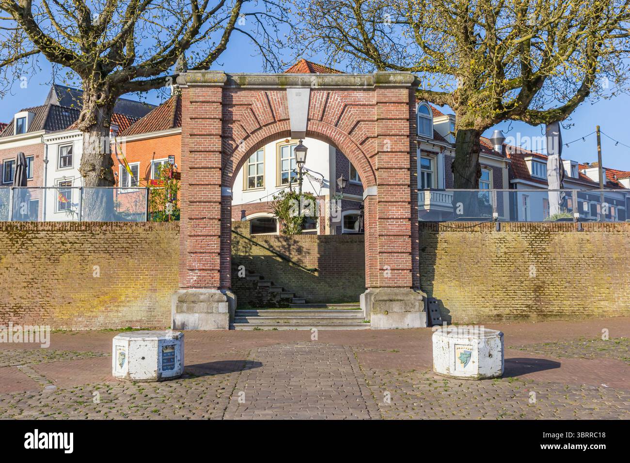 Arco monumentale sulla riva del fiume a grave, Paesi Bassi Foto Stock
