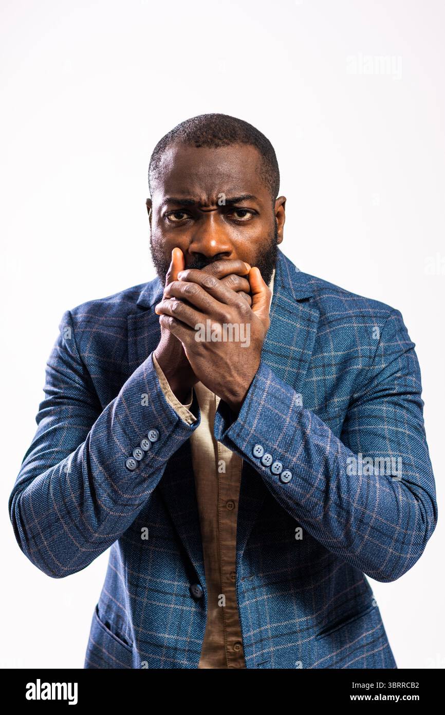 Ritratto di uomo d'affari stanco ed esausto. L'uomo nero in costume da lavoro è sovraccarico di lavoro e non riesce più a sopportare lo stress. Foto Stock