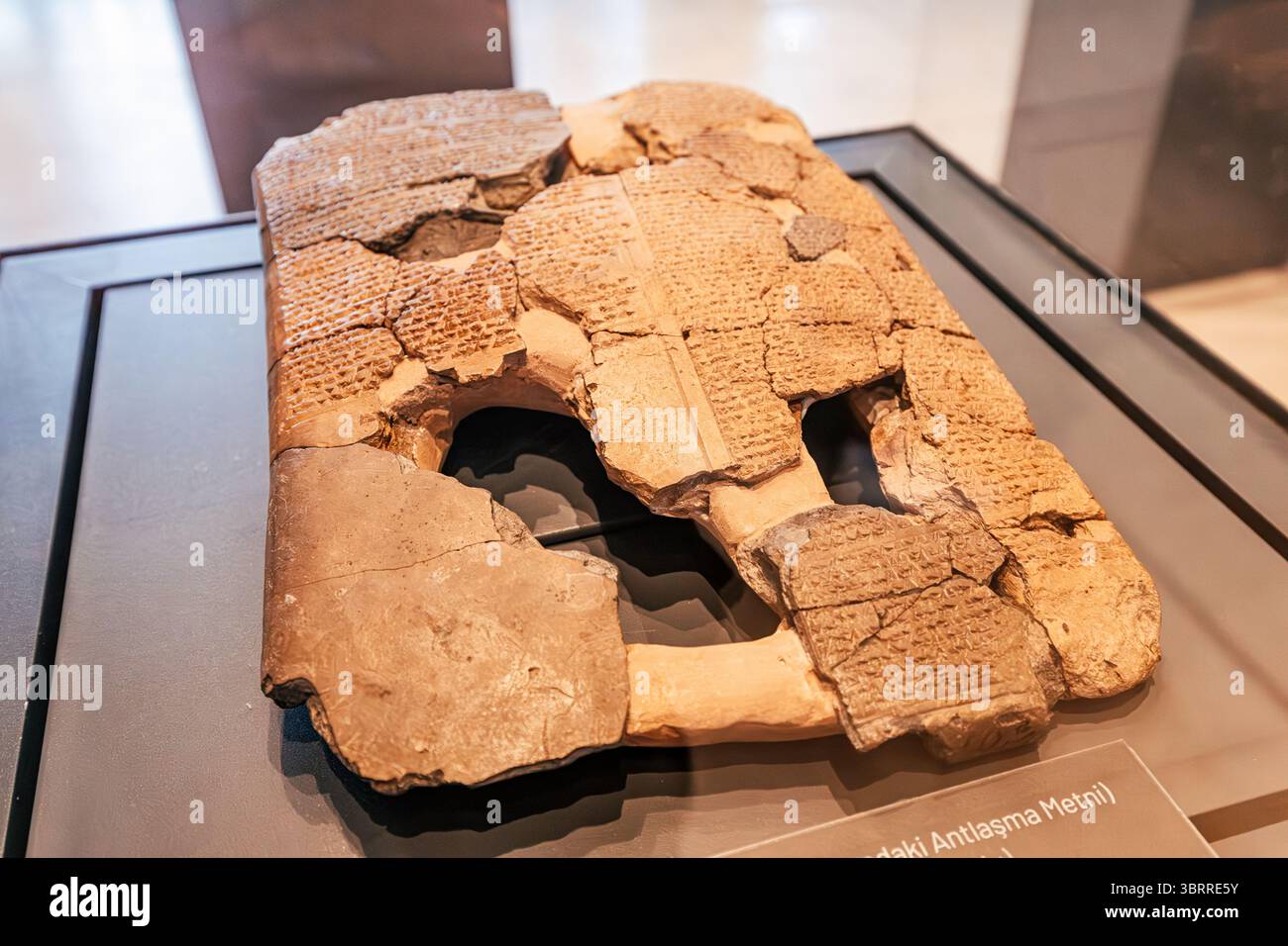 5 maggio 2025, Canakkale, Turkiye: Tavoletta cuneiforme rotta, resti della civiltà mesopotamica, esposta in un museo Foto Stock