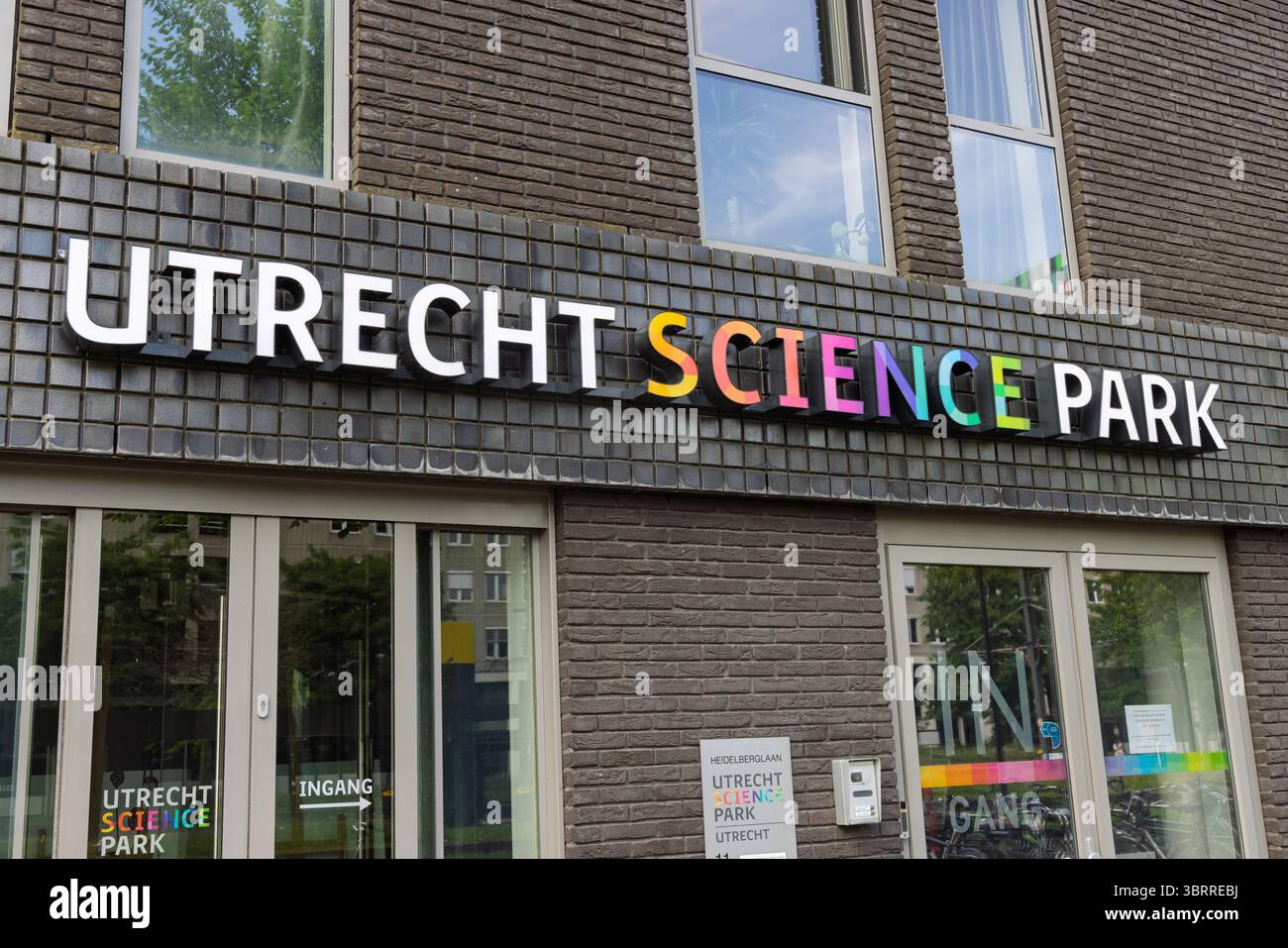 Vivace insegna 'Utrecht Science Park' con colorate lettere 'Science' su un moderno edificio in mattoni, che riflette l'innovazione e la ricerca. Utrecht, Netherlan Foto Stock