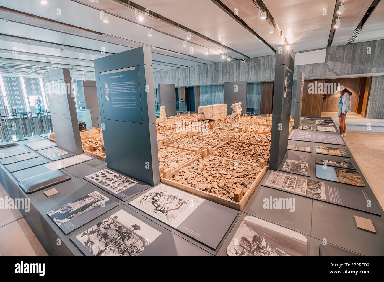 5 maggio 2025, Canakkale, Turchia: Gli antichi manufatti greci sono esposti sotto una vetrina in un museo, che mostra la storia e la conservazione Foto Stock