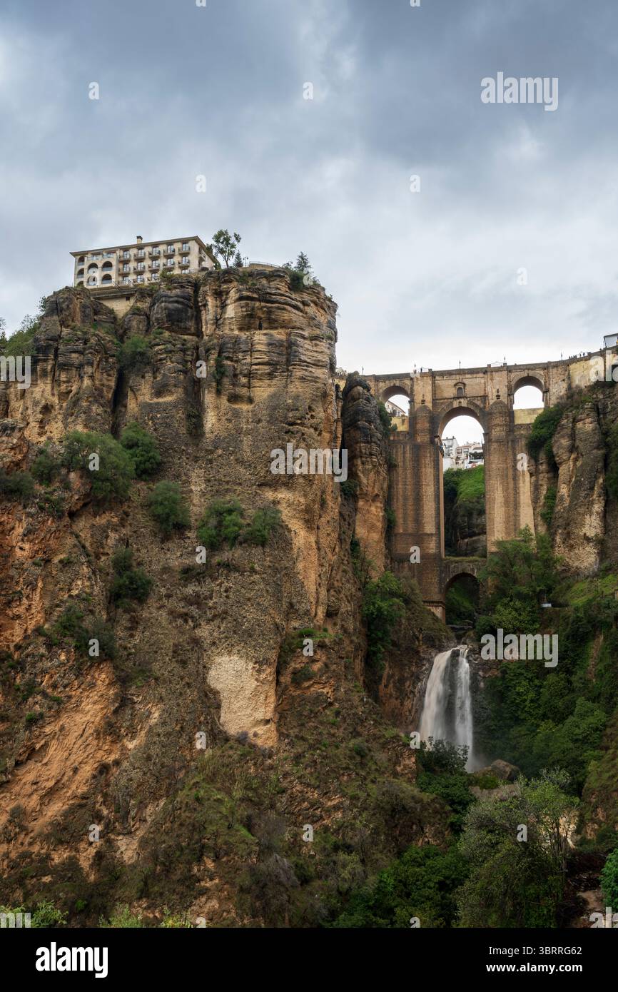 Il nuovo ponte Puente Nuevo sul fiume Guadalevin a Ronda, Andalusia, Spagna. Famoso punto di riferimento Foto Stock