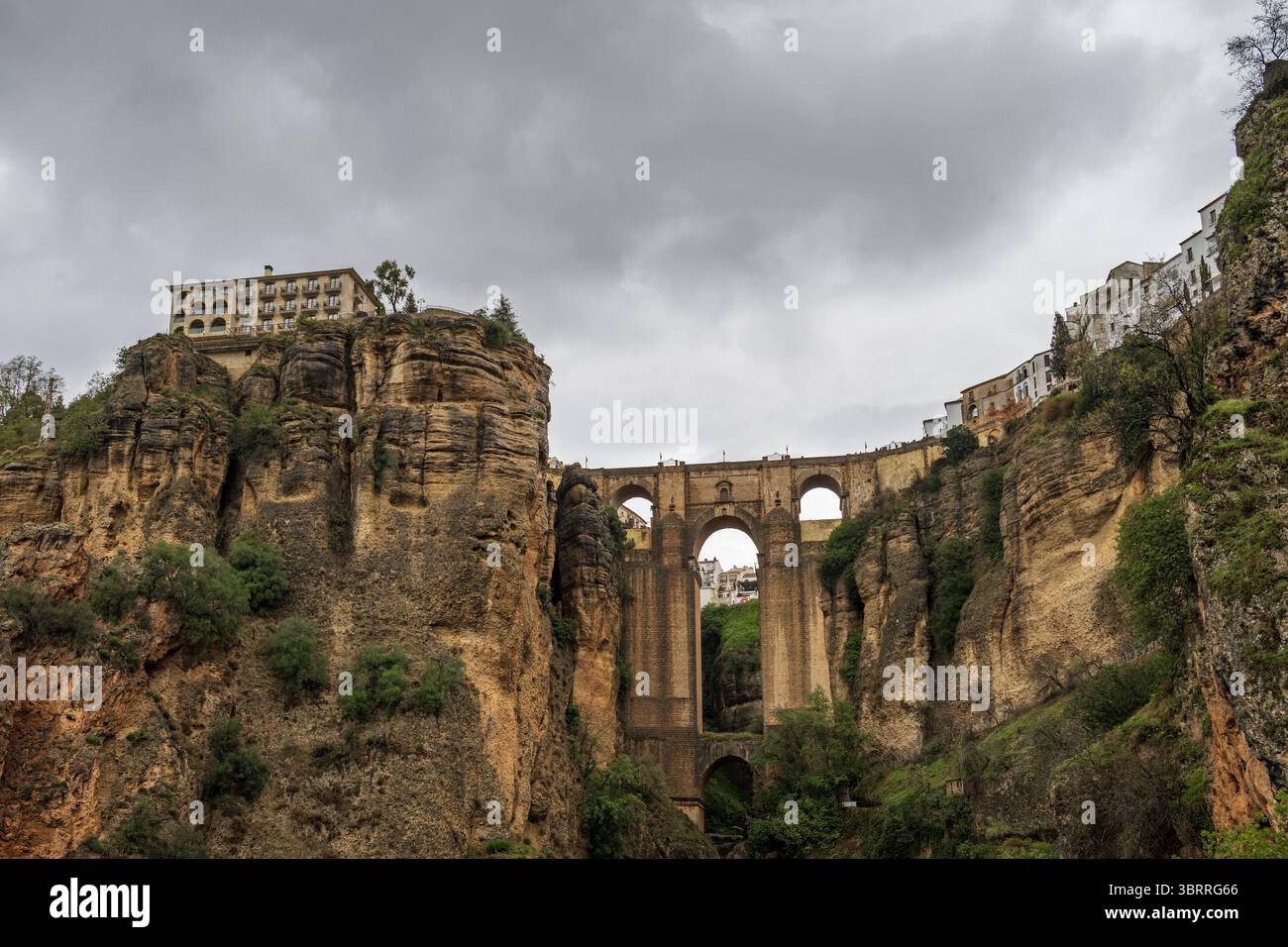 Il nuovo ponte Puente Nuevo sul fiume Guadalevin a Ronda, Andalusia, Spagna. Famoso punto di riferimento Foto Stock