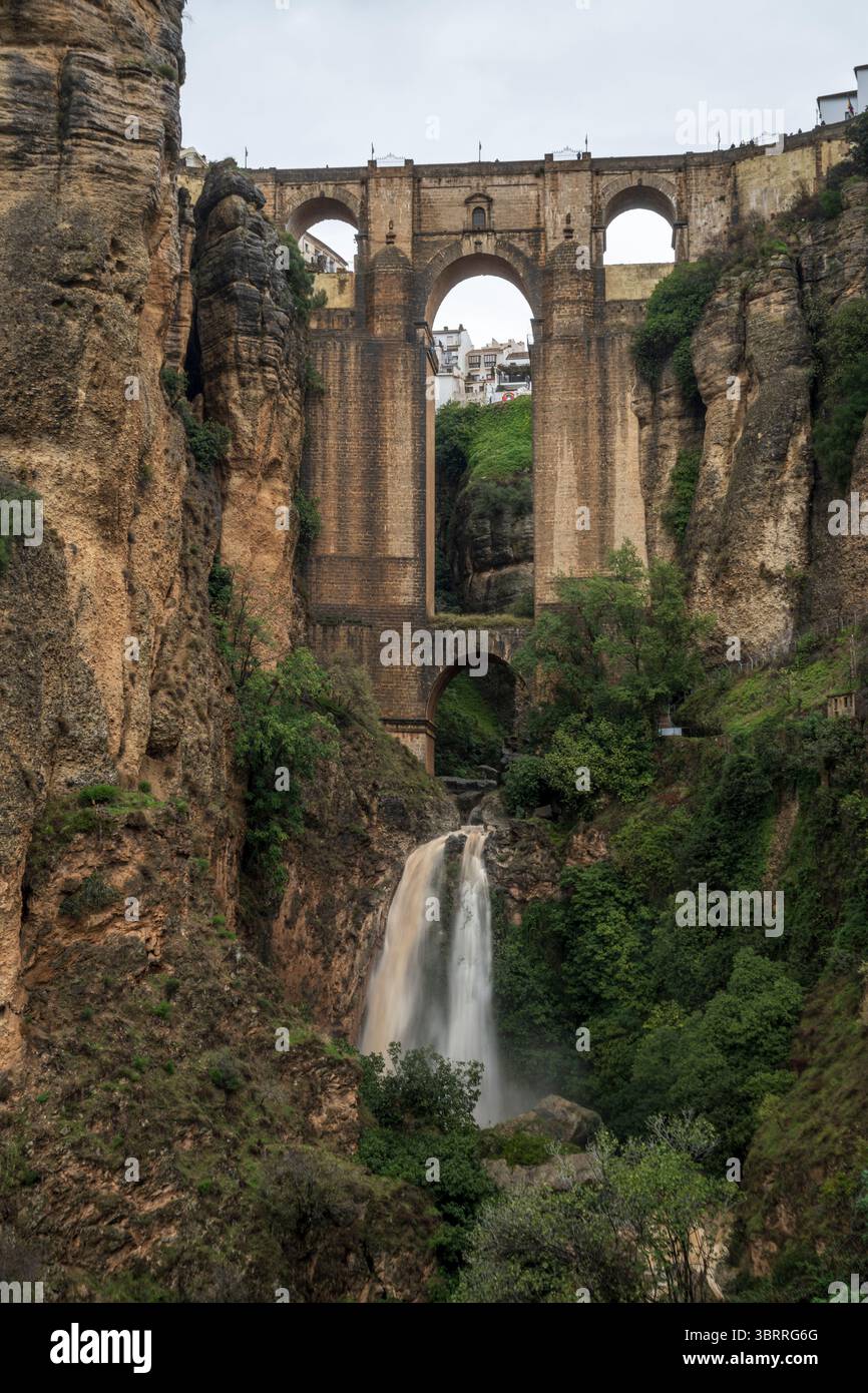Il nuovo ponte Puente Nuevo sul fiume Guadalevin a Ronda, Andalusia, Spagna. Famoso punto di riferimento Foto Stock