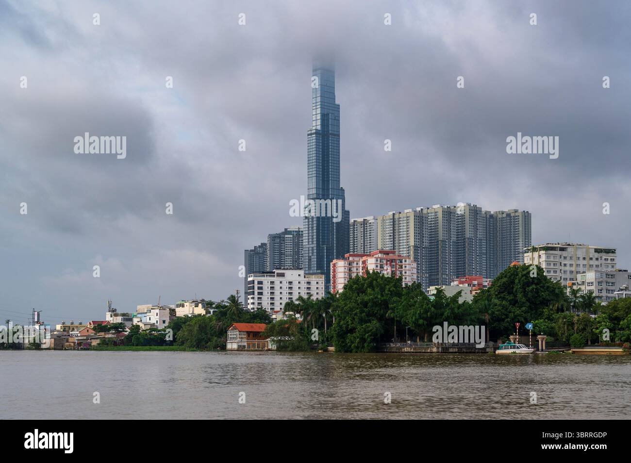 L'edificio più alto della città di ho chi min, Saigon, Vietnam. la parte superiore è oscurata dalla nuvola Foto Stock