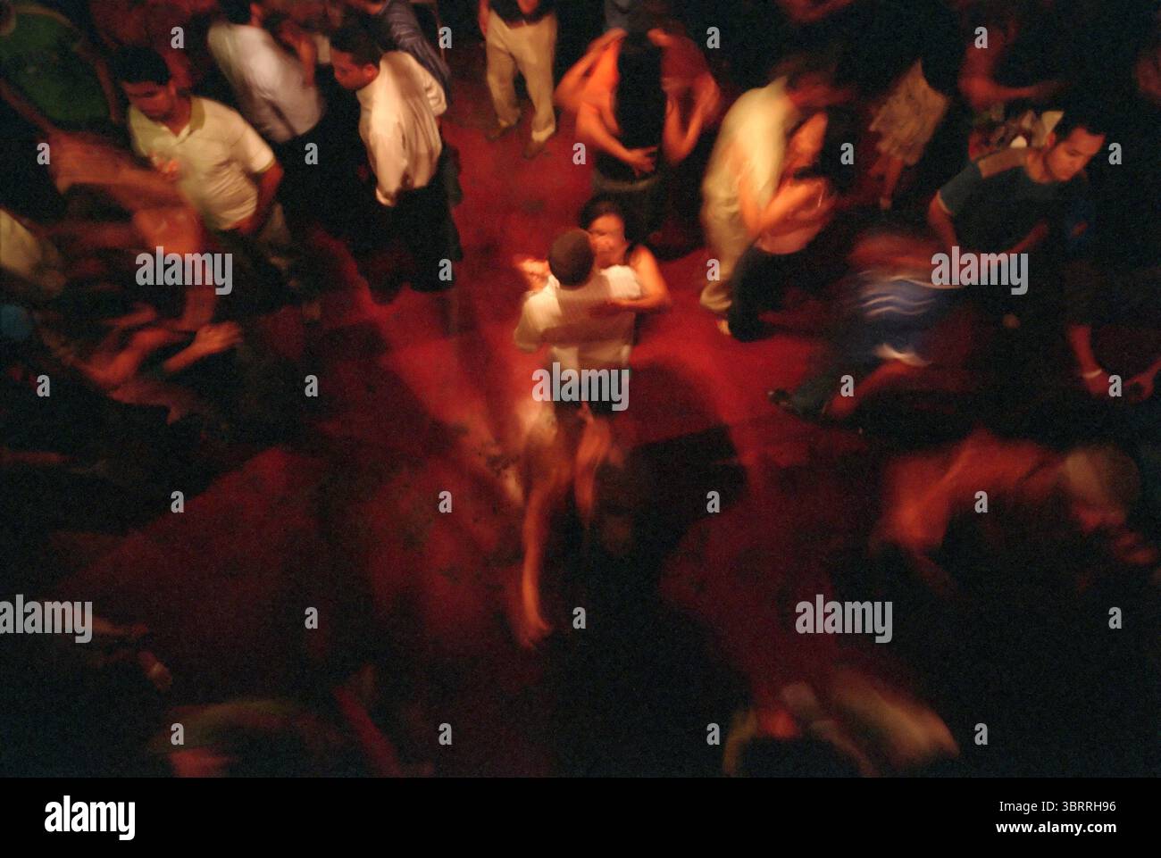 I ballerini girano sulla musica forrÃ³ del Brasile. Foto Stock