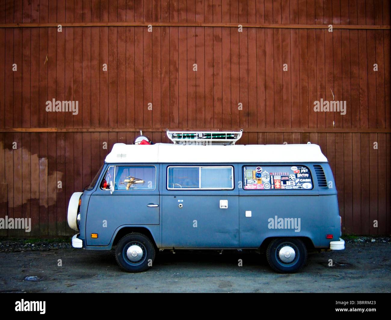 Un autobus Volkswagen d'epoca si trova in un parcheggio a Seattle, Washington. Foto Stock