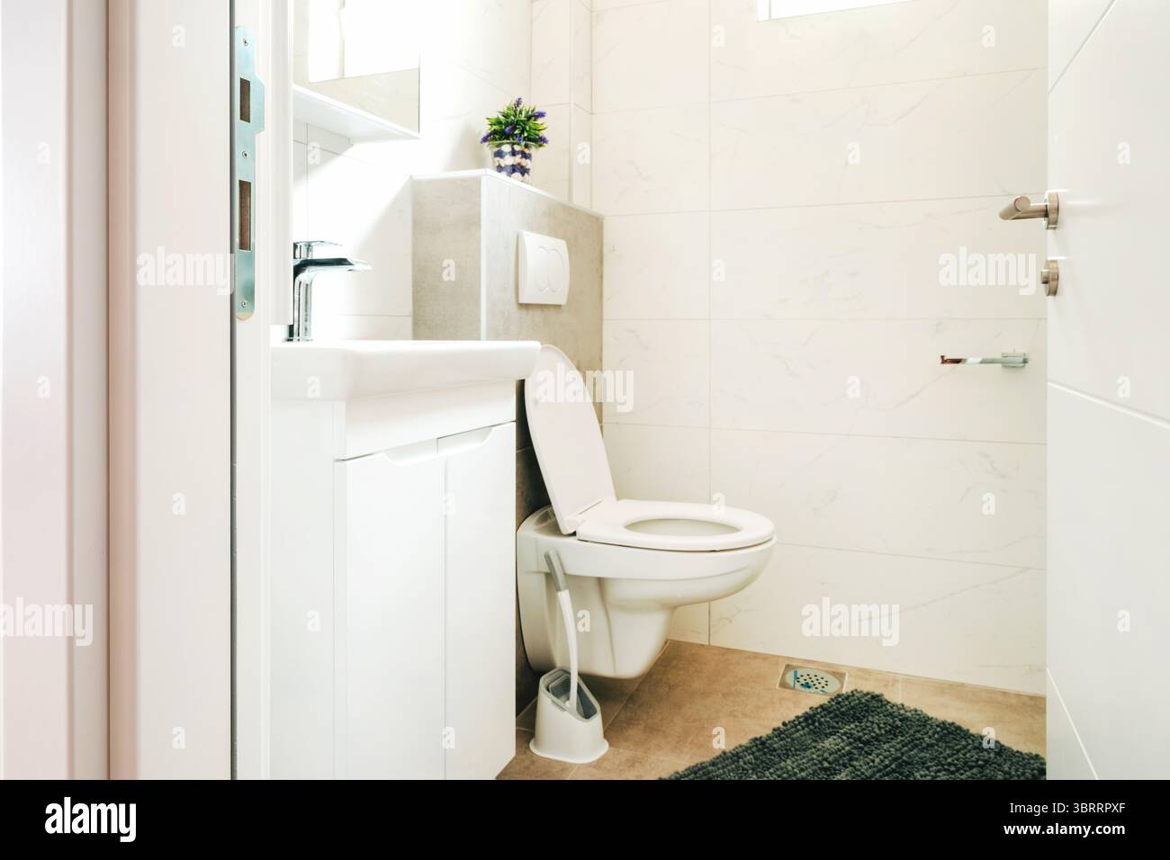 WC in bagno con piastrelle bianche, attenzione selettiva Foto Stock