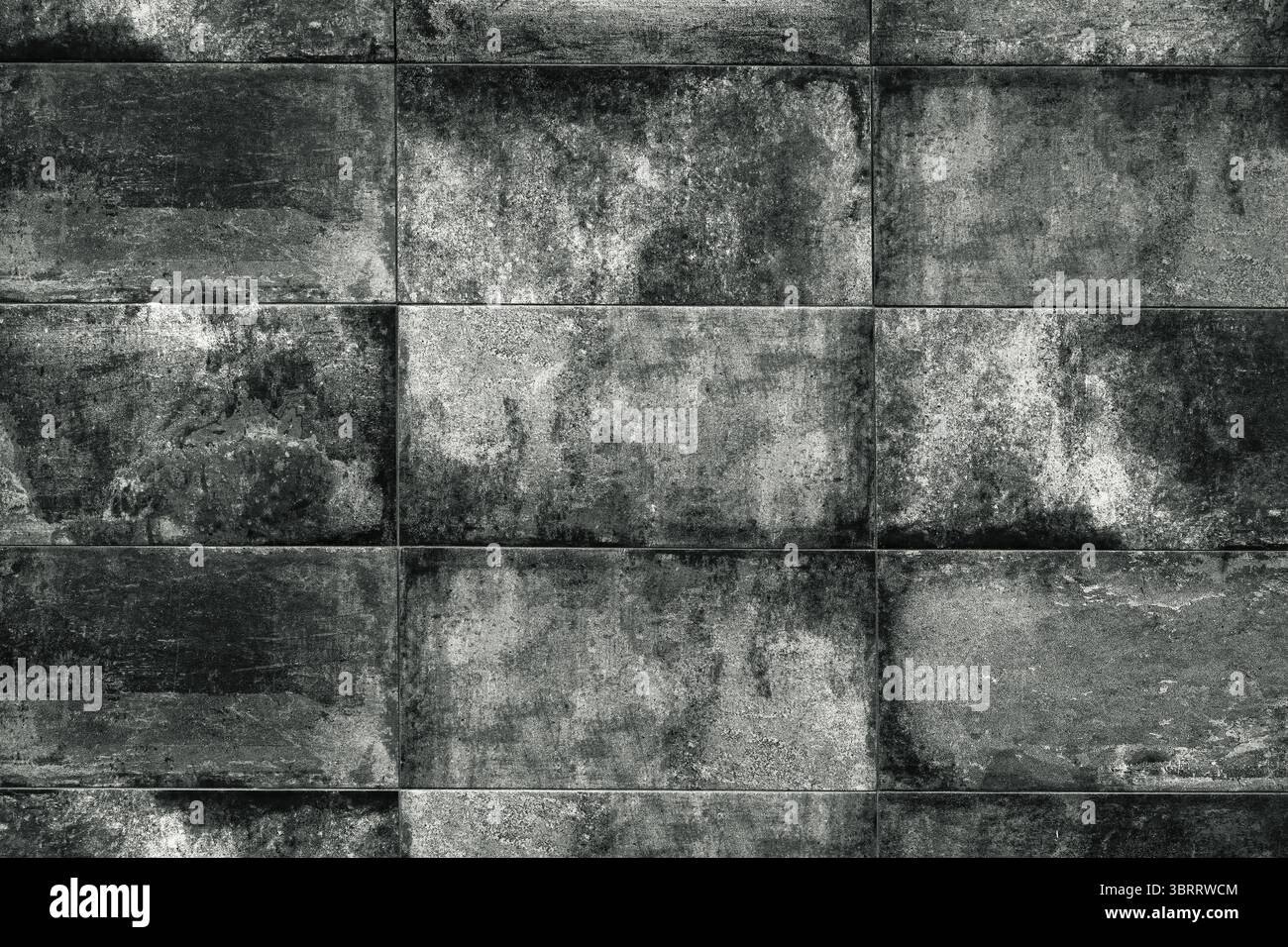 Consistenza di piastrelle di cemento che formano un motivo urbano e lo sfondo, parete esterna come sfondo Foto Stock