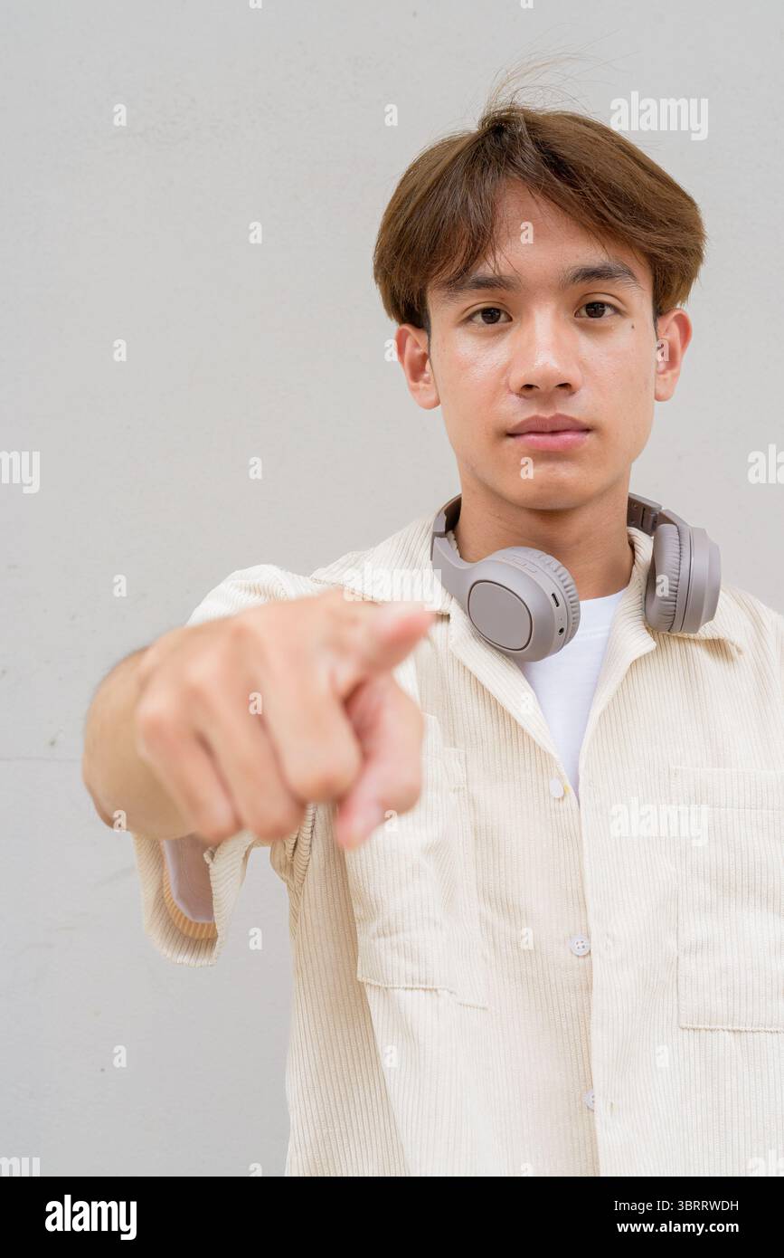 Non binario carino asiatico giovane gay uomo ritratto su sfondo semplice Foto Stock