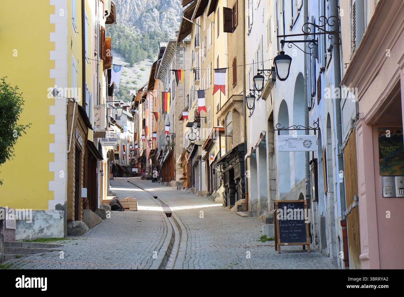Strada tipica, città di Brianza, dipartimento delle alte Alpi, Francia Foto Stock