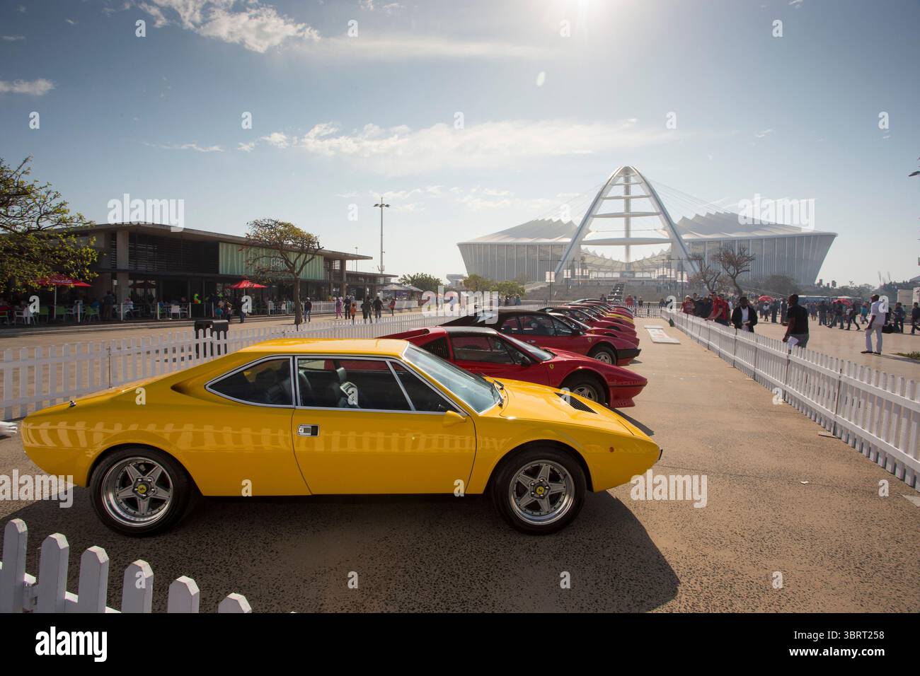 Ferraris si è schierata di fronte allo stadio Moses Mabhida per il Top Gear Festival di Durban Foto Stock
