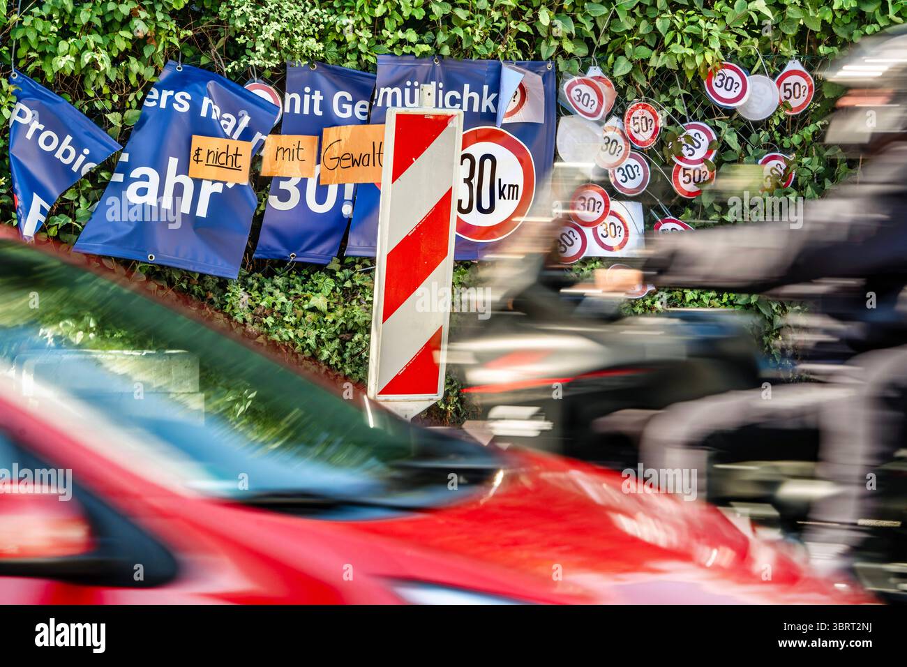 Umkämpftes tempo 30-Pladoyer, zerstörtes Transparent in der Ortsmitte von Glonn, Landkreis Ebersberg, Juli 2025 Deutschland, Glonn, Juli 2025, umkämpftes tempo 30-Pladoyer, Probiers mal mit Gemütlichkeit, Fahr 30, zerstörtes Transparent in der Ortsmitte von Glonn, von einer Anwohnerin angebrachtes transparent, das sich für tempo 30 in der Ortsmitte einsetzt, wurde von Gegnern des Tempolimits zerschnitten und mit Kommentar nicht mit Gewalt versehen Durchfahrtsstraße, Transparent in der Höhe des Münchener Straße des Marktur Foto Stock