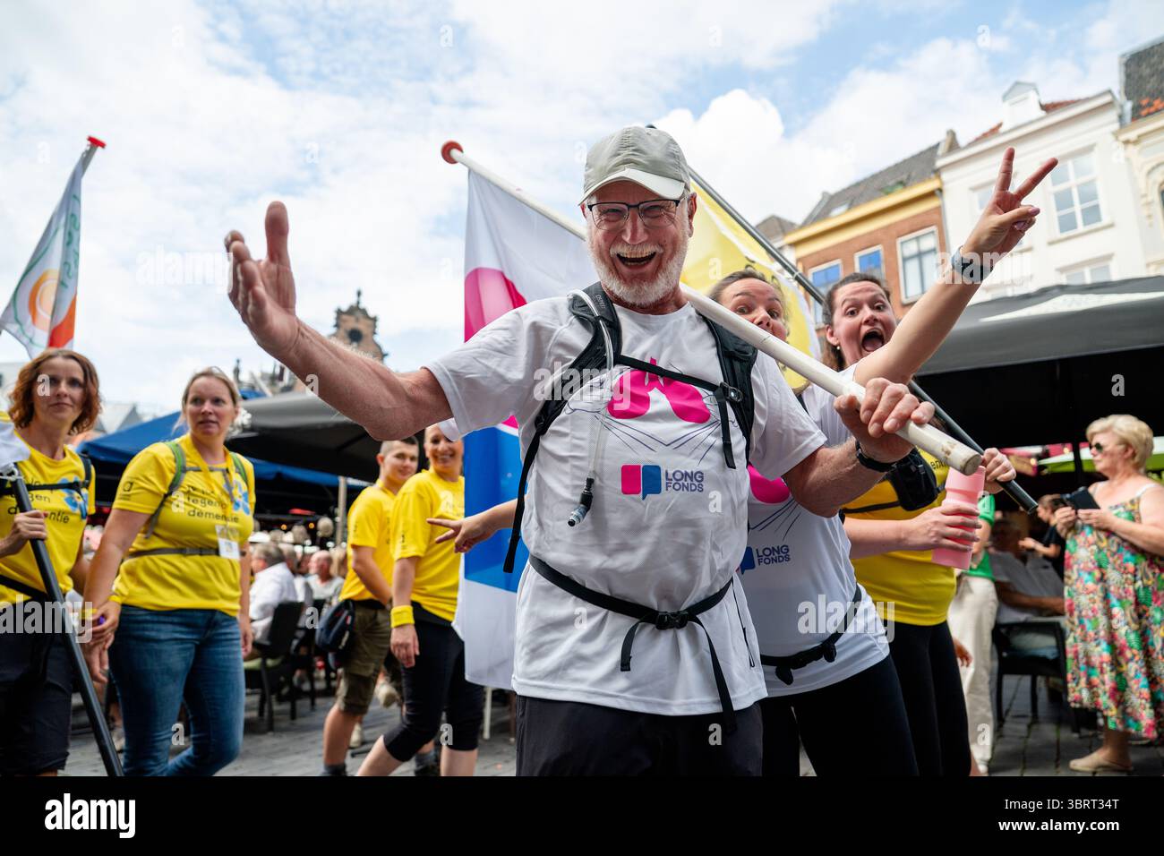 Nijmegen, Paesi Bassi. 13 luglio 2025. NIJMEGEN, PAESI BASSI - 13 LUGLIO: Sfilata di bandiere prima dell'inizio delle marce internazionali di quattro giorni (Vierdaagse/4daagse), il più grande evento a piedi di più giorni del mondo con oltre 47,000 partecipanti. Il 13 luglio 2025 a Nijmegen, Paesi Bassi. (Foto di Lucia Smatanová/Orange Pictures) credito: Orange Pics BV/Alamy Live News Foto Stock