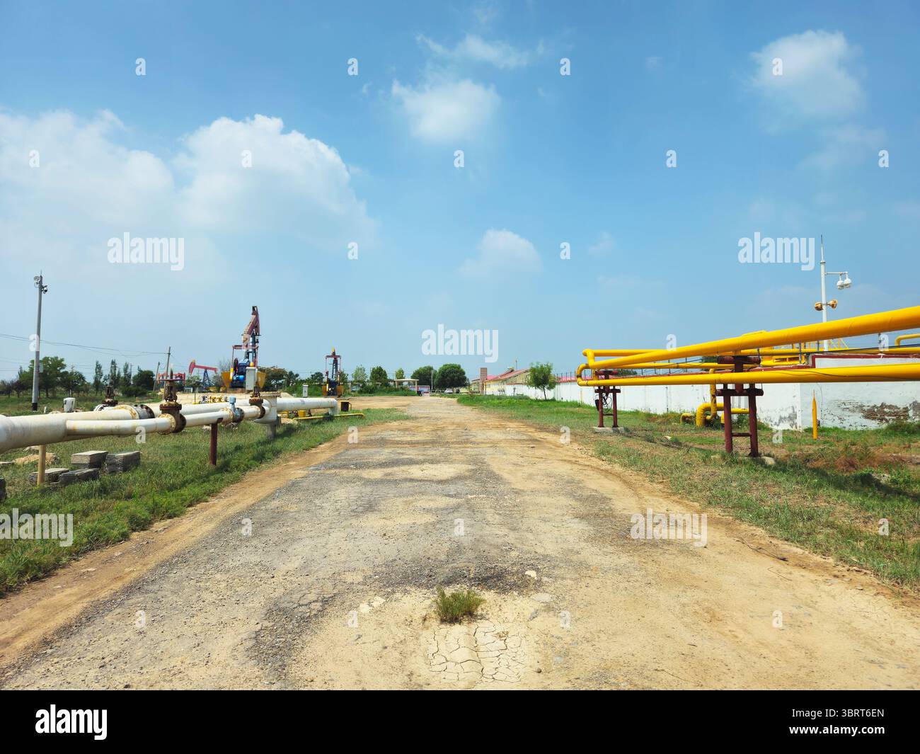Linea di vapore Shengli Oilfield e linea di gas naturale con pompe, Dongying Shandong Foto Stock