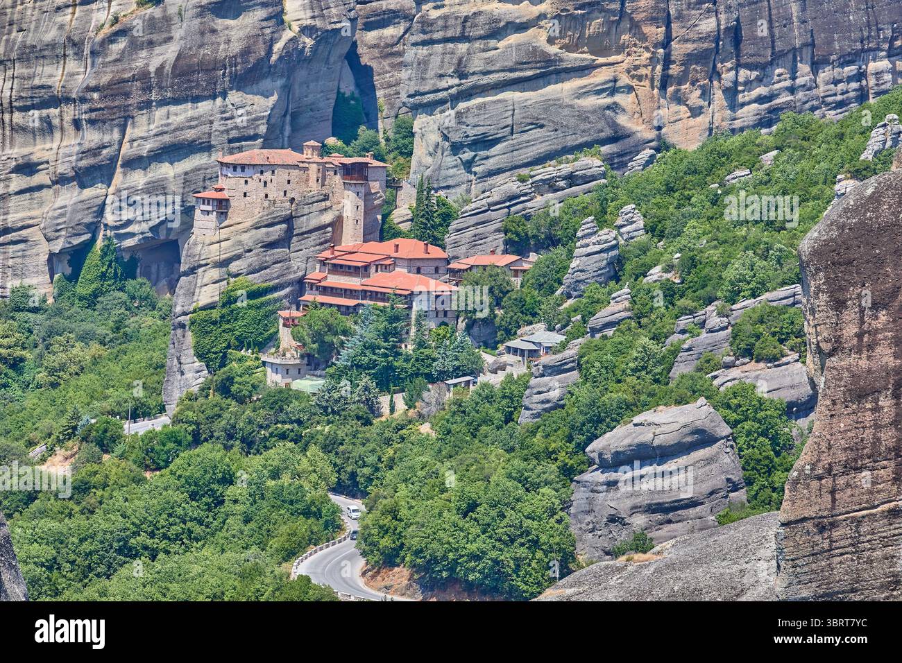 Il monastero di San Nicola Anapausas e il monastero di Roussanou, sito patrimonio dell'umanità dell'UNESCO di Meteora, Grecia, Europa Foto Stock