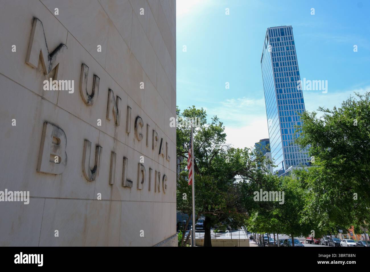 27 MAGGIO 2025 - Austin, Texas, Stati Uniti - Un edificio municipale con cartello in una città americana Foto Stock