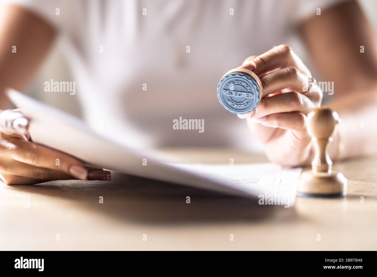 Un notaio, un giudice o un altro funzionario detiene un francobollo che dice rifiutato. Concetto di autorizzazione ufficiale presso l'ufficio postale, il notaio presso il co Foto Stock