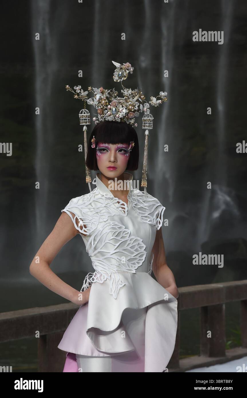 21 settembre 2020, Chongqing, Chongqing, Cina: La cerimonia di chiusura della sfilata internazionale di moda di Chongqing 2020 si è svolta sotto una maestosa cascata a Chongqing, in Cina, il 21 settembre 2020. (Immagine di credito: © TPG via ZUMA Press) Foto Stock