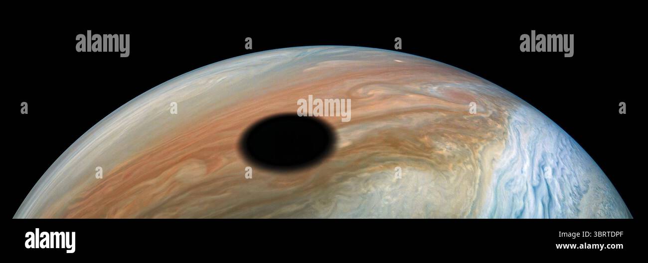 18 settembre 2020 - Giove - la luna vulcanicamente attiva di Giove io getta la sua ombra sul pianeta in questa immagine drammatica della navicella spaziale Giunone della NASA. Come per le eclissi solari sulla Terra, all'interno del cerchio oscuro che corre attraverso le cime delle nuvole di Giove si assisterebbe a un'eclissi solare completa mentre io passa davanti al Sole. Tali eventi si verificano frequentemente su Giove perché è un grande pianeta con molte lune. Inoltre, a differenza della maggior parte degli altri pianeti del nostro sistema solare, l'asse di Giove non è altamente inclinato rispetto alla sua orbita, quindi il Sole non si allontana mai dal piano equatoriale di Giove (+/- 3 gradi) Foto Stock