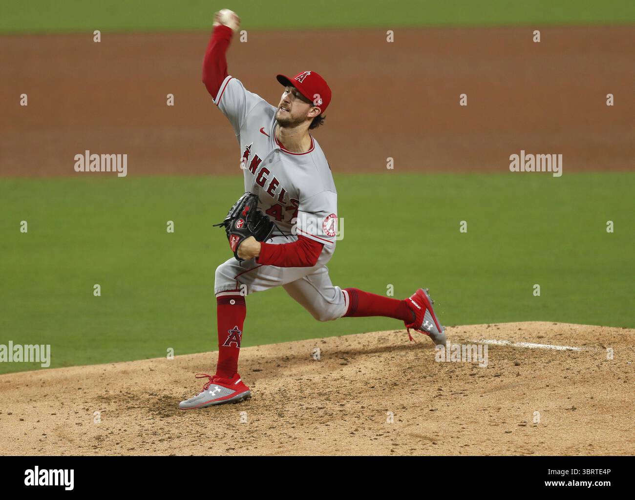 22 settembre 2020, San Diego, CA, USA: Griffin Canning dei Los Angeles Angels lancia contro i San Diego Padres nel quinto inning al Petco Park di San Diego martedì 22 settembre 2020. (Immagine di credito: © TNS via cavo ZUMA) Foto Stock