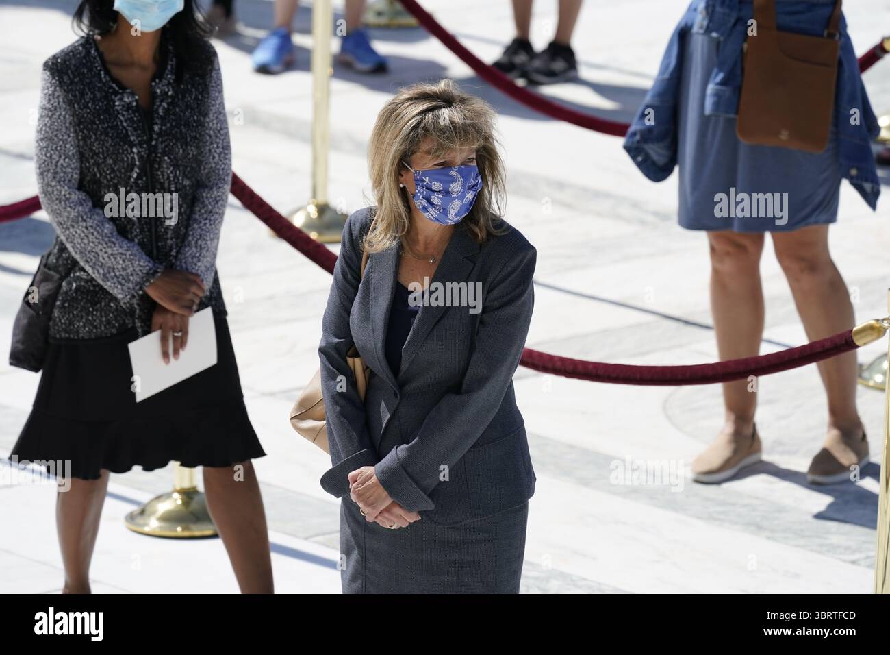 23 settembre 2020, Washington, District of Columbia, USA: Il rappresentante degli Stati Uniti Jackie Speier (Democratico della California), rende omaggio mentre la giustizia Ruth Bader Ginsburg si trova in posa sotto il portico, in cima ai gradini anteriori dell'edificio della Corte Suprema degli Stati Uniti, mercoledì 23 settembre 2020, a Washington. Ginsburg, 87, morto di cancro il 18 settembre (Credit Image: © Alex Brandon - Pool via CNP/CNP via ZUMA Wire) Foto Stock