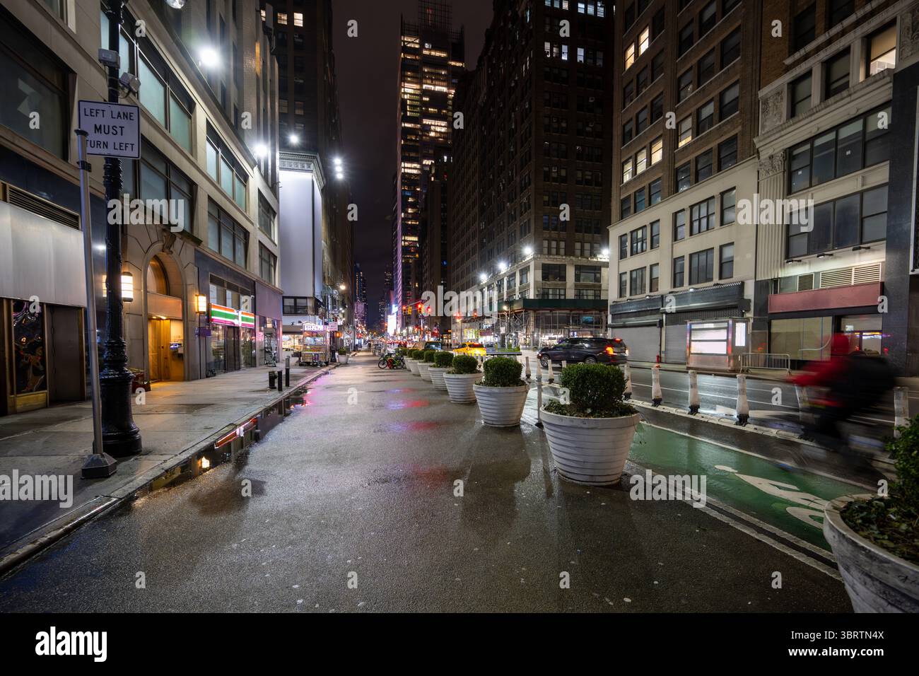 New York Avenue in una serata invernale Foto Stock