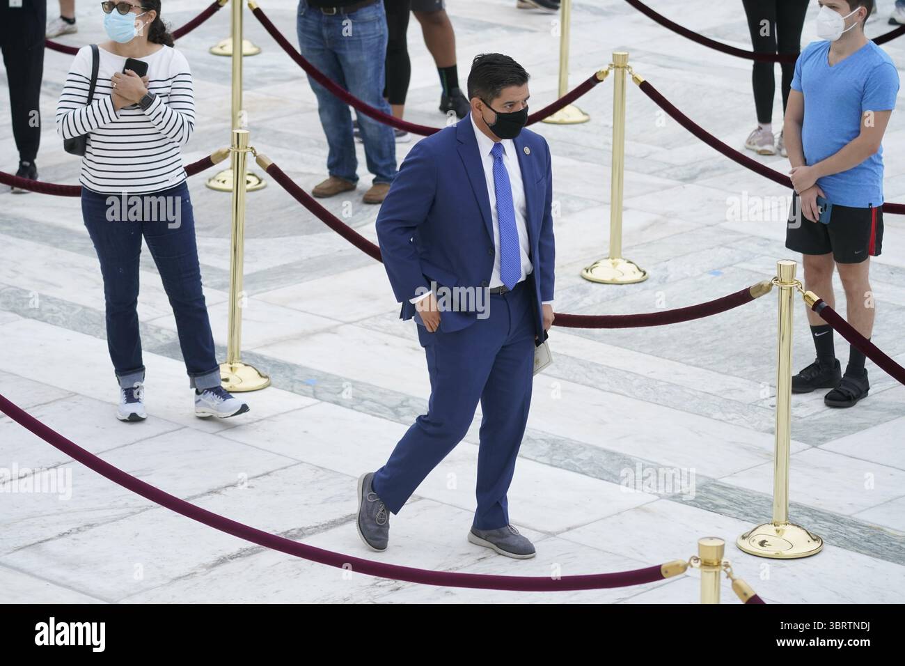 24 settembre 2020, Washington, District of Columbia, USA: Il rappresentante degli Stati Uniti Raul Ruiz (Democratico della California), rende omaggio mentre la giustizia Ruth Bader Ginsburg si trova in posa sotto il portico in cima ai gradini anteriori dell'edificio della Corte Suprema degli Stati Uniti giovedì 24 settembre 2020, a Washington. Ginsburg, 87, morto di cancro il 18 settembre (Credit Image: © Andrew Harnik - Pool via CNP/CNP via ZUMA Wire) Foto Stock