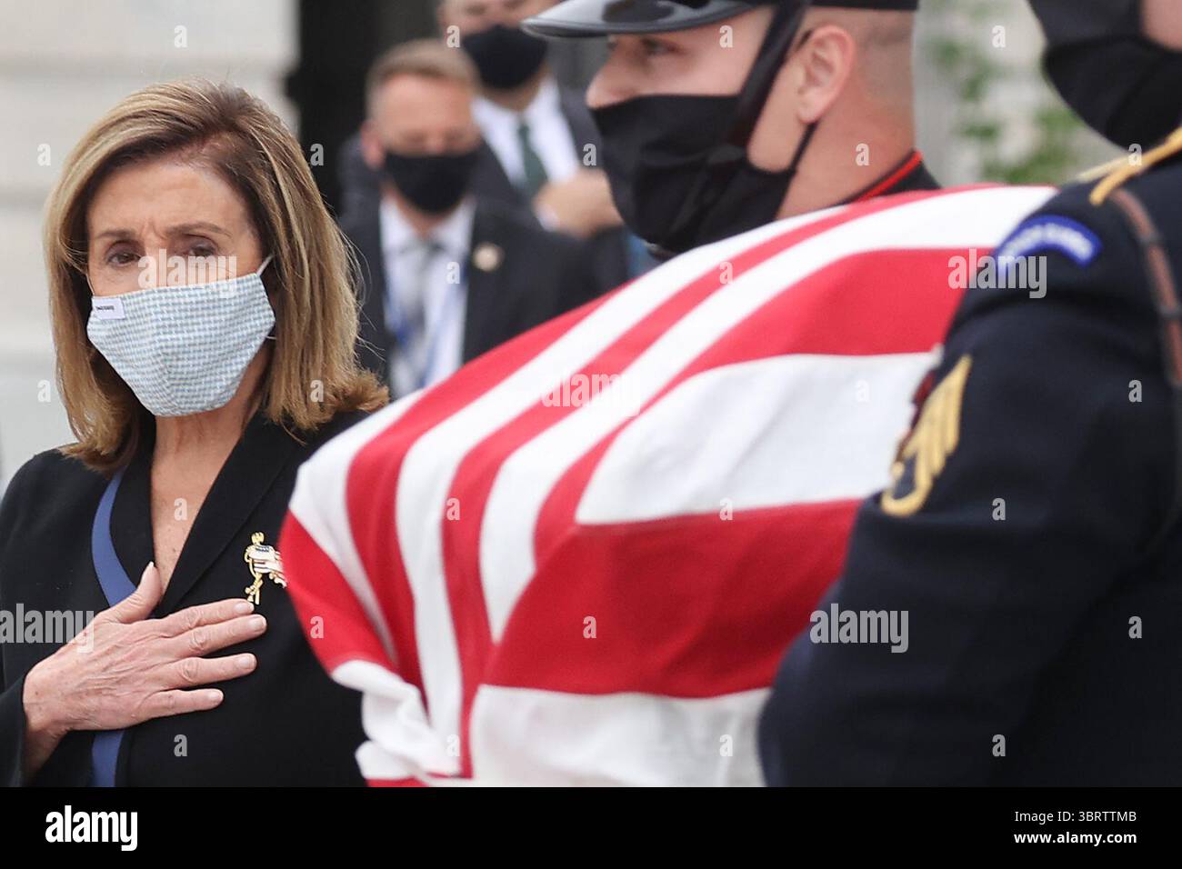 25 settembre 2020, Washington, Distretto di Columbia, USA: La Presidente della camera dei rappresentanti degli Stati Uniti NANCY PELOSI (Democratica della California) guarda come lo scrigno del defunto giudice associato della Corte Suprema Ruth Bader Ginsburg viene trasportato dopo le cerimonie in onore di Ginsburg al Campidoglio degli Stati Uniti a Washington DC. (Immagine di credito: © Jonathan Ernst - Pool via CNP/CNP via ZUMA Wire) Foto Stock