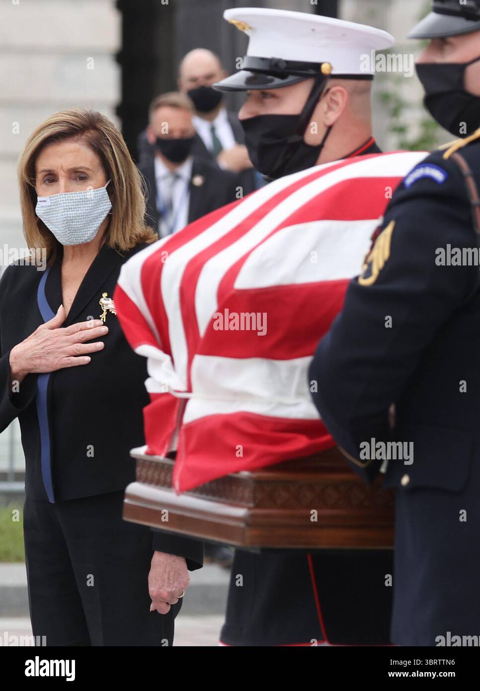 25 settembre 2020, Washington, District of Columbia, USA: La Presidente della camera dei rappresentanti degli Stati Uniti Nancy Pelosi (Democratica della California) guarda come lo scrigno del defunto giudice associato della Corte Suprema Ruth Bader Ginsburg viene portato a seguito di cerimonie in onore di Ginsburg al Campidoglio degli Stati Uniti a Washington, USA, 25 settembre 2020 (immagine di credito: © Jonathan Ernst - Pool via CNP/CNP via ZUMA Wire) Foto Stock
