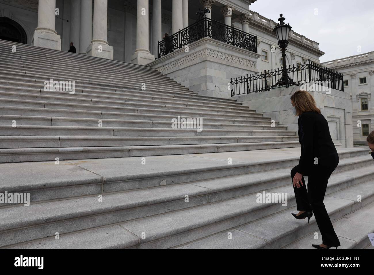 25 settembre 2020, Washington, District of Columbia, USA: La Presidente della camera dei rappresentanti degli Stati Uniti Nancy Pelosi (Democratica della California) sale le scale della camera dopo le cerimonie in onore del defunto giudice della Corte Suprema degli Stati Uniti Ruth Bader Ginsburg al Campidoglio degli Stati Uniti a Washington, Stati Uniti, 25 settembre 2020 (immagine di credito: © Jonathan Ernst - Pool via CNP/CNP via ZUMA Wire) Foto Stock