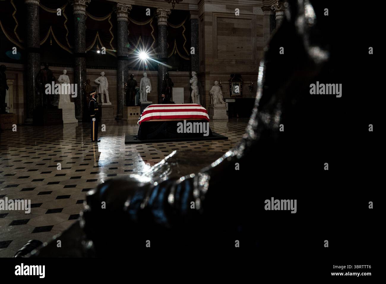 25 settembre 2020, Washington, District of Columbia, USA: La giustizia Ruth Bader Ginsburg si trova nello stato nella Statuary Hall of the Capitol a Washington, DC il 25 settembre 2020 (immagine di credito: © Erin Schaff - Pool via CNP/CNP via ZUMA Wire) Foto Stock