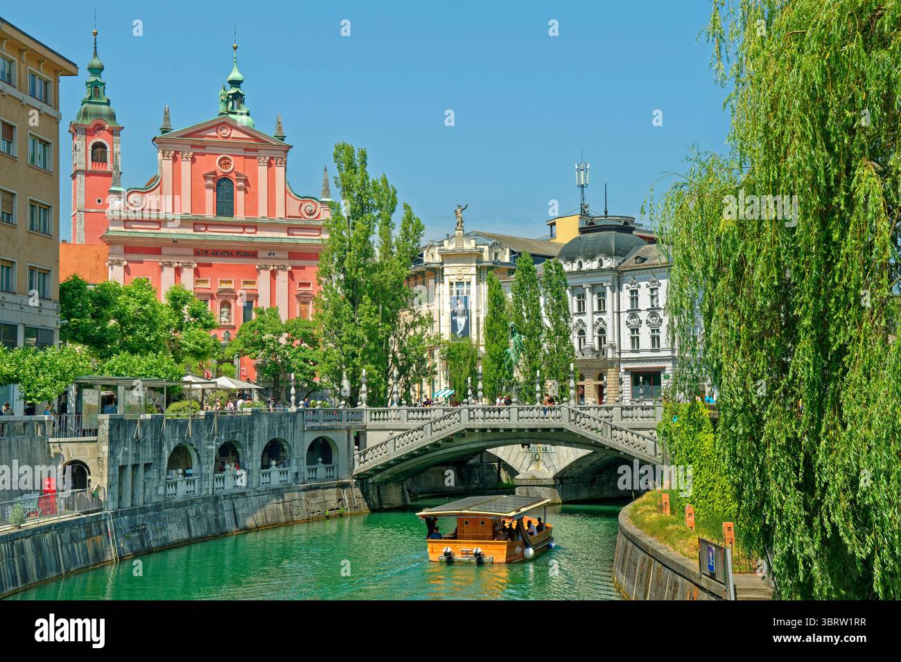 Il fiume Ljubljanica nel centro di Lubiana, la capitale dello stato della Slovenia nei Balcani settentrionali. Foto Stock