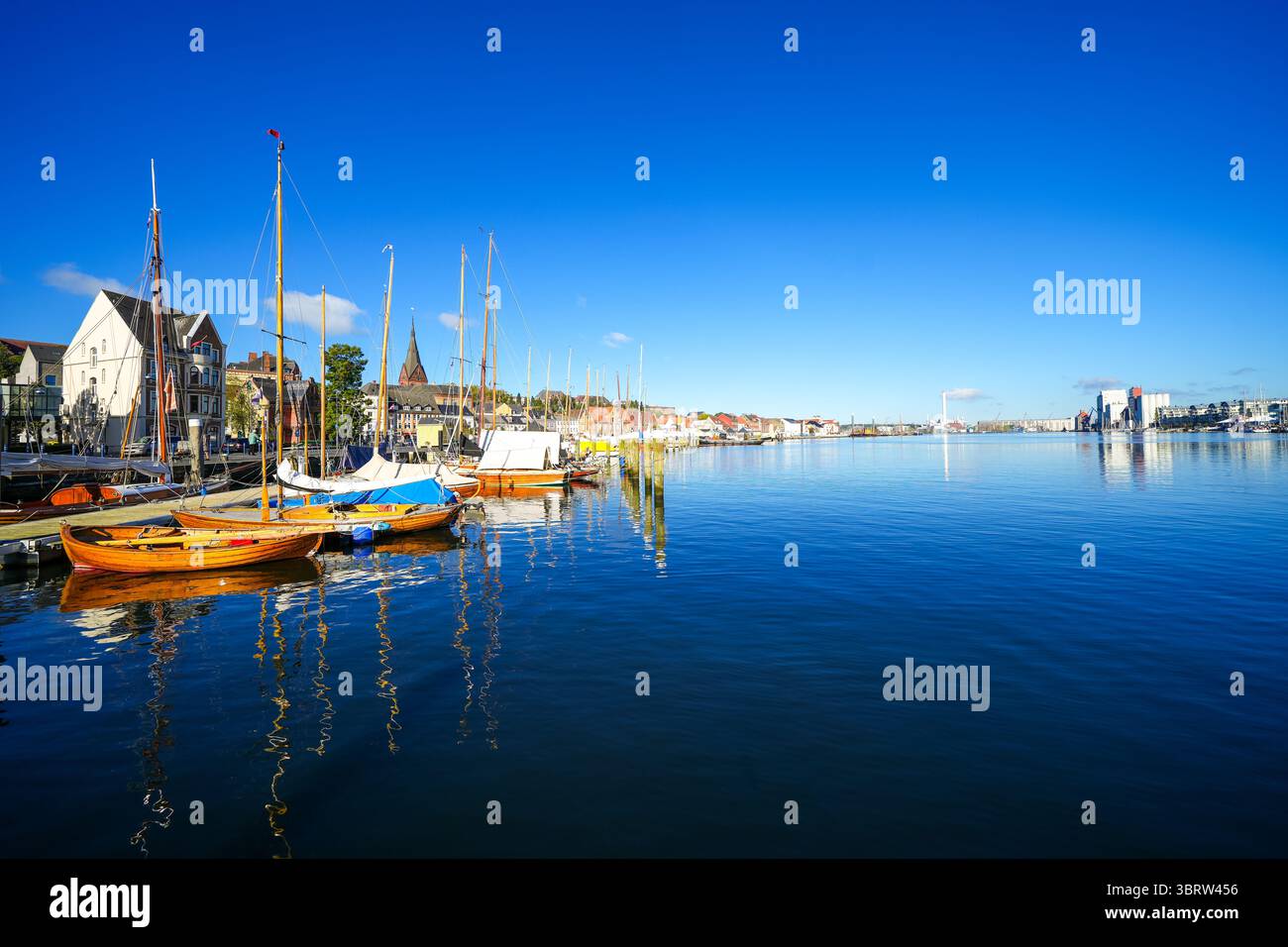 Vista dello storico porto della città di Flensburg e del paesaggio circostante. Porto di Flensburg sul fiordo. Foto Stock