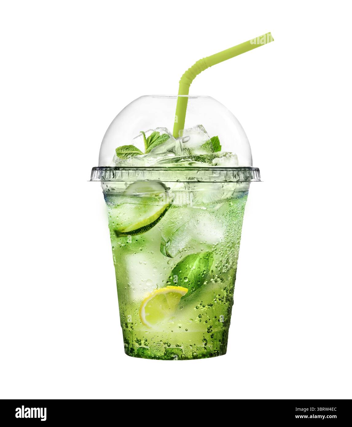 Una bevanda verde con fette di agrumi ghiacciati e menta in una tazza di plastica con coperchio a cupola e cannuccia. Bevanda perfetta per una giornata calda Foto Stock