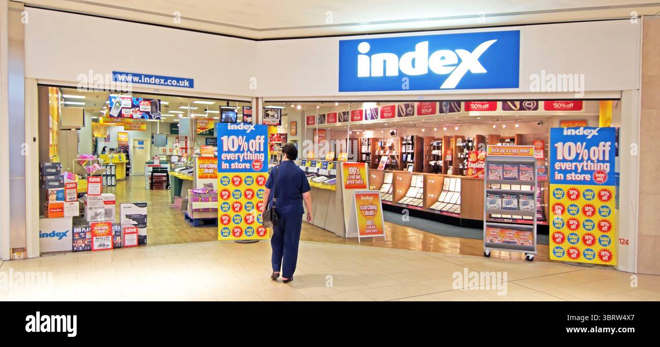 Vista d'archivio del 1999 del centro commerciale al coperto Lakeside, dietro una donna adulta degli anni '90 che cammina verso il catalogo del marchio Littlewoods Index, il negozio di vendita al dettaglio negli anni '90 con ingresso open space per gli amanti dello shopping welkin a West Thurrock Essex Inghilterra, Regno Unito Foto Stock