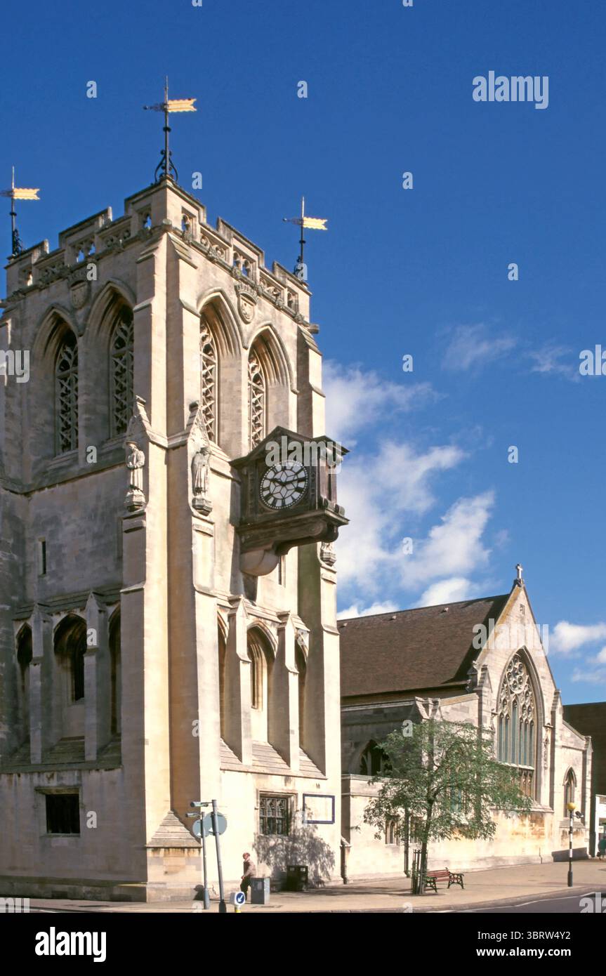 Vista d'archivio degli anni '2000 della chiesa di San Giovanni Battista nel centro di Epping in una giornata di sole nel cielo blu nell'Essex Inghilterra Regno Unito un edificio storico di grado II costruito in conci di pietra di Bath con orologio montato a parete Foto Stock