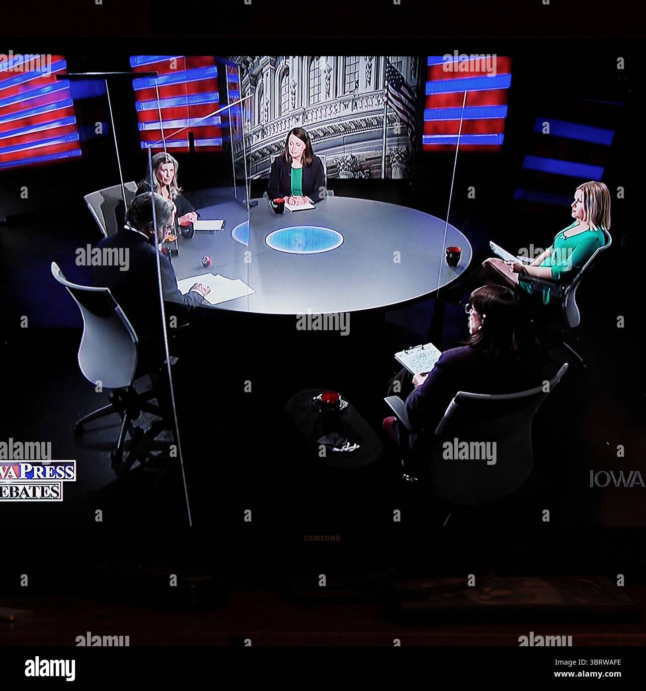 28 settembre 2020, Sioux City, IOWA, USA: Uno schermo che mostra l'attuale senatore repubblicano dell'Iowa JONI ERNST, a sinistra, e la candidata democratica THERESA GREENFIELD, a destra, discutendo durante una trasmissione statale della Iowa PBS di Iowa Press per il seggio del senato USA dell'Iowa lunedì sera, 28 settembre 2020. A causa della COVID-19, non era permesso lo studio e solo gli ospiti, i moderatori e il personale essenziale erano allo studio Johnston, Iowa. (Immagine di credito: © Jerry Mennenga/ZUMA Wire) Foto Stock