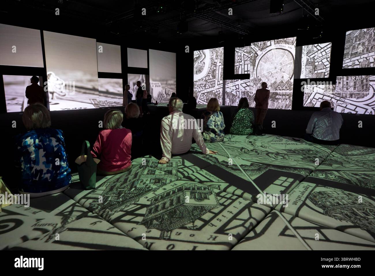 Regno Unito, Inghilterra, Salford, MediaCityUK, visitatori in NPG, storie portate alla vita esperienza, sequenza di Sir Grayson Perry Foto Stock
