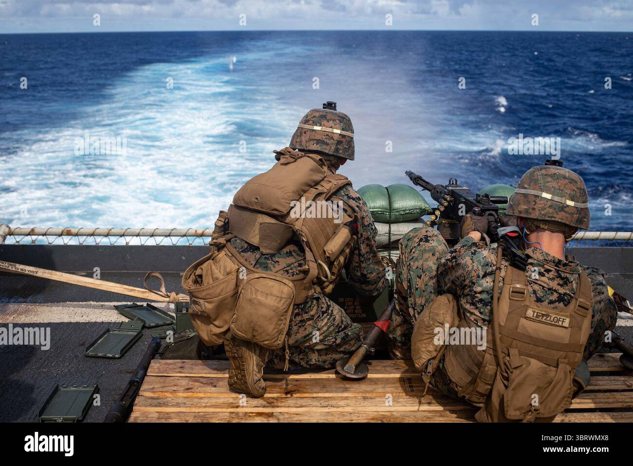 21 settembre 2020 - East China Sea - U.S. Marine Lance Cpl. Parker Ponder (a sinistra) e Lance Cpl. Jacob Tetzloff (a destra), entrambi missili antitank con Battalion Landing Team, 2nd Battalion, 4th Marines, 31st Marine Expeditionary Unit (MEU) utilizzano una mitragliatrice Browning calibro m2 .50 durante un equipaggio servito armi sparare a bordo della nave da sbarco sul molo USS Germantown (LSD 42). Germantown, parte dell'Expeditionary Strike Group Seven (ESG 7), insieme al 31st MEU, sta operando nell'area di responsabilità della 7th Fleet degli Stati Uniti per migliorare l'interoperabilità con alleati e partner e servire come pronta risposta Foto Stock